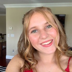 Meet your Posher, Chloe